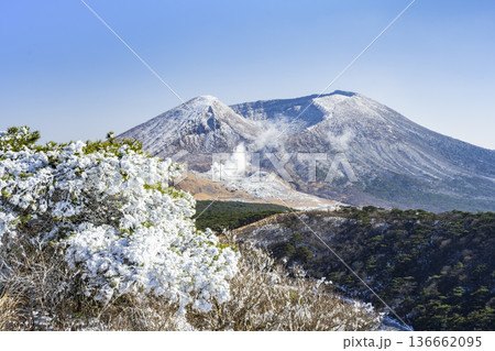 冬晴れの白鳥山白紫池から韓国岳 冬晴れの白鳥山白紫池から韓国岳 136662095