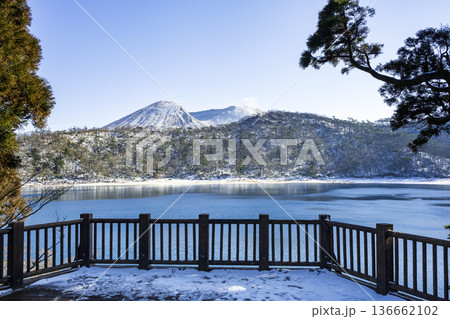 冬の六観音御池から韓国岳 136662102