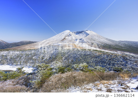 冬晴れの白鳥山白紫池から韓国岳 136662114