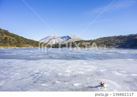 冬晴れの白鳥山白紫池から韓国岳 冬晴れの白鳥山白紫池から韓国岳 136662117