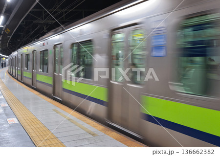 発車を待つ　京王線　 京王稲田堤駅　駅　ホーム　プラットホーム　ホームドア　 136662382