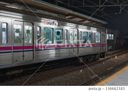 発車を待つ　京王線　 京王稲田堤駅　駅　ホーム　プラットホーム　ホームドア　 136662383