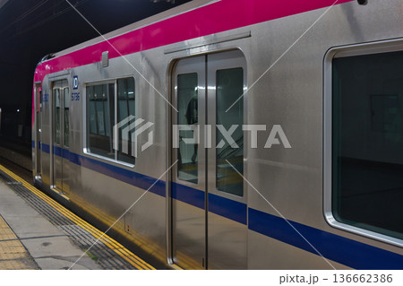 発車を待つ　京王線　 京王稲田堤駅　駅　ホーム　プラットホーム　ホームドア　 136662386