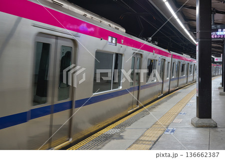 発車を待つ　京王線　 京王稲田堤駅　駅　ホーム　プラットホーム　ホームドア　 136662387