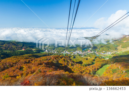 秋の山形蔵王　紅葉の蔵王中央ロープウェイからの眺望 136662453