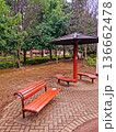 公園のベンチと広場にある風景 136662478