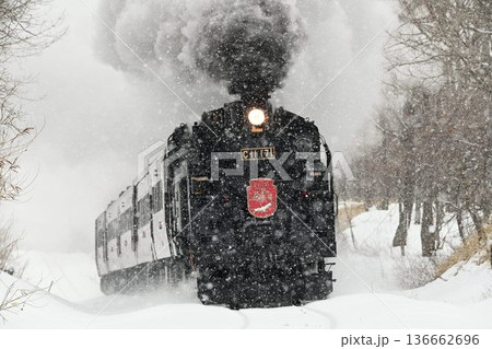 釧網本線 塘路ー萱沼 雪降り 驀進する蒸気機関車 釧網本線 塘路ー萱沼 雪降り 驀進する蒸気機関車 136662696