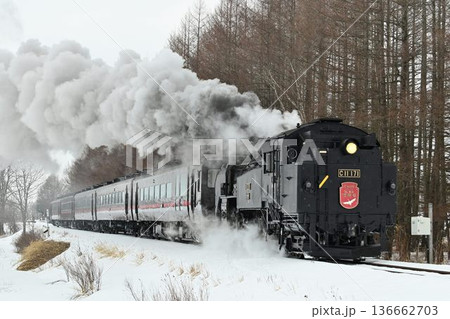 釧網本線　萱沼駅を出発する蒸気機関車　 136662703