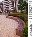 公園のベンチの造作物 136662746
