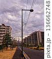 マンションが並ぶ住宅街 136662748