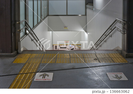 駅の階段 京王線 誰もいない駅のホーム ホームの階段 稲田堤駅 府中駅 駅の階段 京王線 誰もいない駅のホーム ホームの階段 稲田堤駅 府中駅 136663062