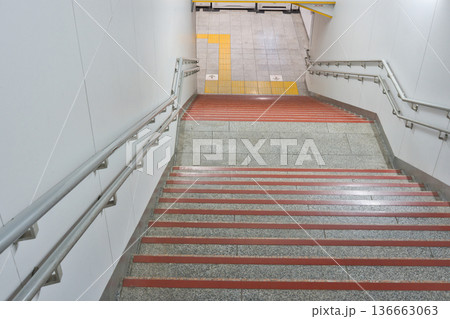 駅の階段 京王線 誰もいない駅のホーム ホームの階段 稲田堤駅 府中駅 駅の階段 京王線 誰もいない駅のホーム ホームの階段 稲田堤駅 府中駅 136663063