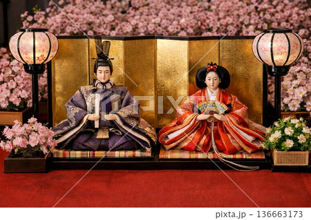 お内裏様とお雛様 お内裏様とお雛様 136663173