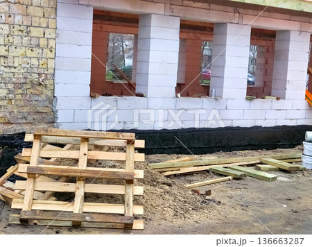Wooden industrial pallets for transporting and storing building materials Wooden industrial pallets for transporting and storing building materials 136663287