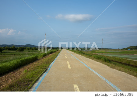 Bicycle path along the Geumgang River 136663389
