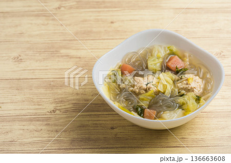 鶏肉団子の春雨スープ 鶏肉団子の春雨スープ 136663608