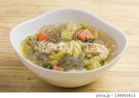 鶏肉団子の春雨スープ 136663613