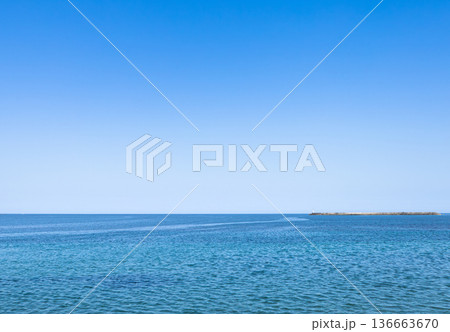 春の山陰地方にある兵庫県香美町香住の海岸から見た日本海 136663670