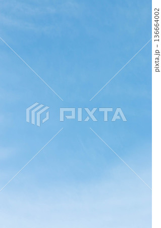 淡い青空と薄雲の背景素材 テクスチャ 淡い青空と薄雲の背景素材 テクスチャ 136664002