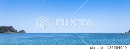 春の山陰地方にある兵庫県香美町香住の海岸から見た春の日本海 136664949