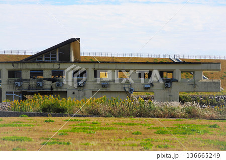 震災遺構 秋の陸前高田ユースホテル・岩手県陸前高田市 震災遺構 秋の陸前高田ユースホテル・岩手県陸前高田市 136665249