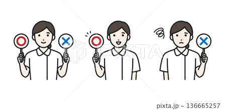 まるばつ札を持つ看護師 136665257