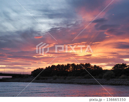 夕焼けの海と川のある風景 136665350