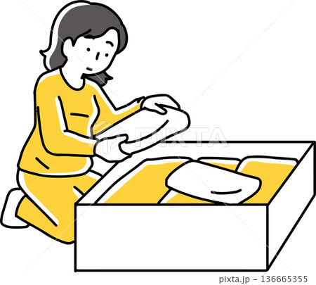 箱に衣類を入れている女性 箱に衣類を入れている女性 136665355