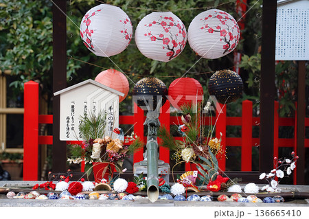 東京・新田神社の花手水 136665410