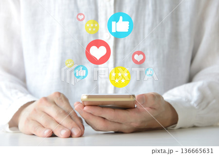 スマホのSNSや投稿に対して高評価を得ている人物のイメージ画像 136665631