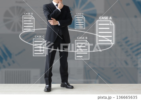 レポートを見てケーススタディーを行うビジネスマン 136665635