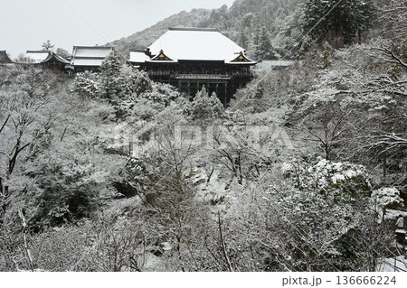 世界文化遺産　京都東山　清水寺　雪景色 136666224