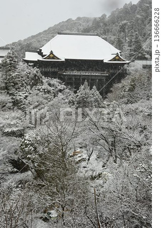 世界文化遺産 京都東山 清水寺 雪景色 世界文化遺産 京都東山 清水寺 雪景色 136666228