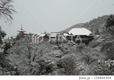 世界文化遺産 京都東山 清水寺 雪景色 世界文化遺産 京都東山 清水寺 雪景色 136666304