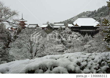 世界文化遺産 京都東山 清水寺 雪景色 世界文化遺産 京都東山 清水寺 雪景色 136666311