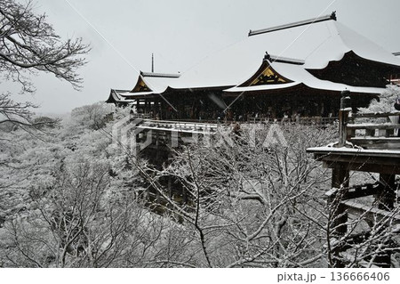 世界文化遺産　京都東山　清水寺　雪景色 136666406
