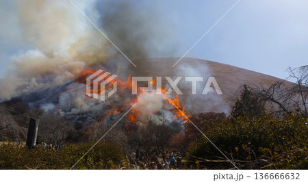 2月に行われる伊豆高原の大室山の山焼き 2月に行われる伊豆高原の大室山の山焼き 136666632