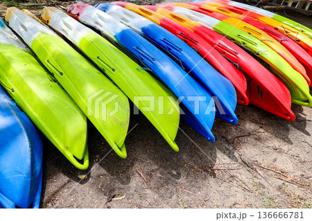 湖畔に並ぶカヌー 湖畔に並ぶカヌー 136666781