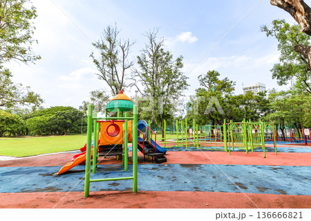 遊具のある公園 136666821