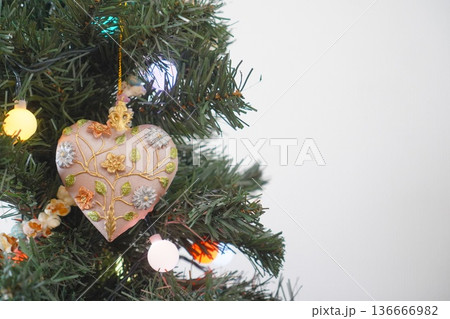 クリスマスツリーに飾られたハート装飾 136666982