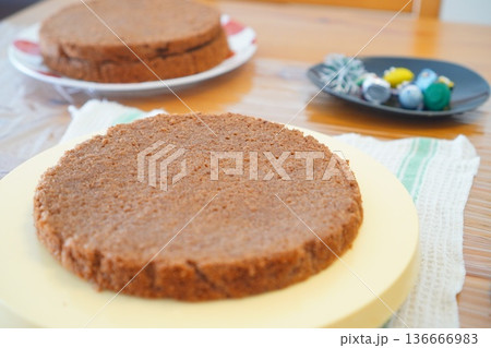 デコレーション前のチョコスポンジケーキ デコレーション前のチョコスポンジケーキ 136666983
