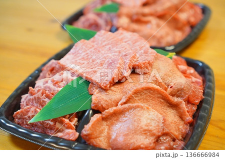 焼肉用に盛られた新鮮な牛肉の盛り合わせ 焼肉用に盛られた新鮮な牛肉の盛り合わせ 136666984