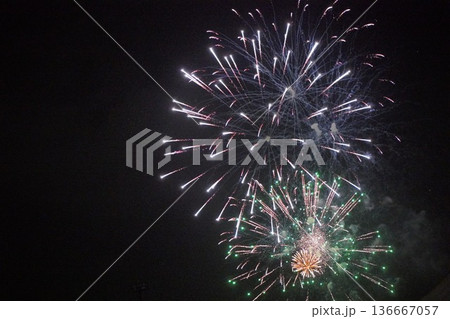夜空に咲く色鮮やかな打ち上げ花火と光の軌跡 夜空に咲く色鮮やかな打ち上げ花火と光の軌跡 136667057