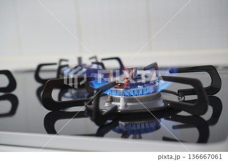 青い炎が灯る家庭用ガスコンロの火口 136667061