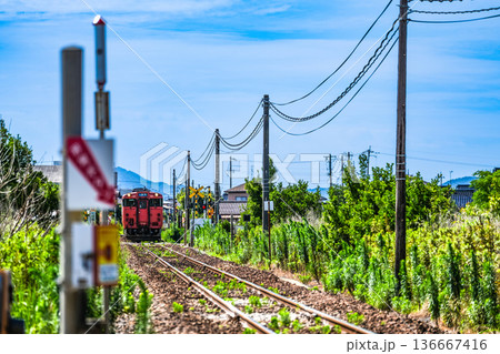 夏の境線 和田第3踏切付近を走る米子駅行き普通列車1 鳥取県米子市 夏の境線 和田第3踏切付近を走る米子駅行き普通列車1 鳥取県米子市 136667416