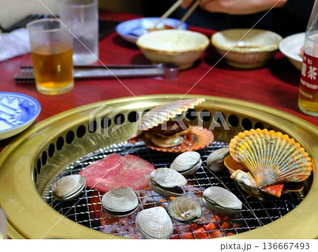 焼かれている二枚貝 焼かれている二枚貝 136667493