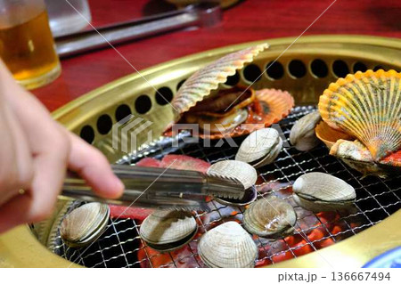焼かれている二枚貝 136667494