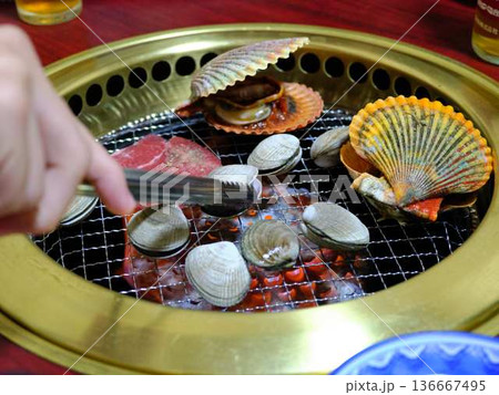 焼かれている二枚貝 焼かれている二枚貝 136667495