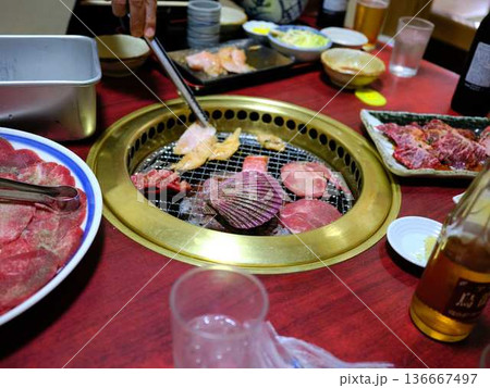 焼かれている二枚貝 136667497
