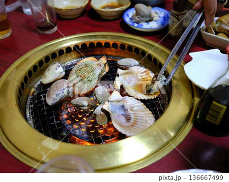 焼かれている二枚貝 136667499
